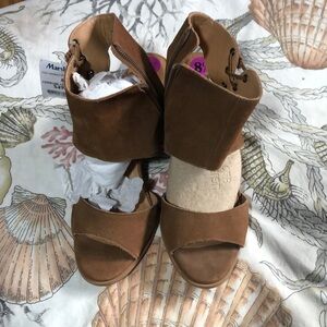 NWT Women's Brown Sandals